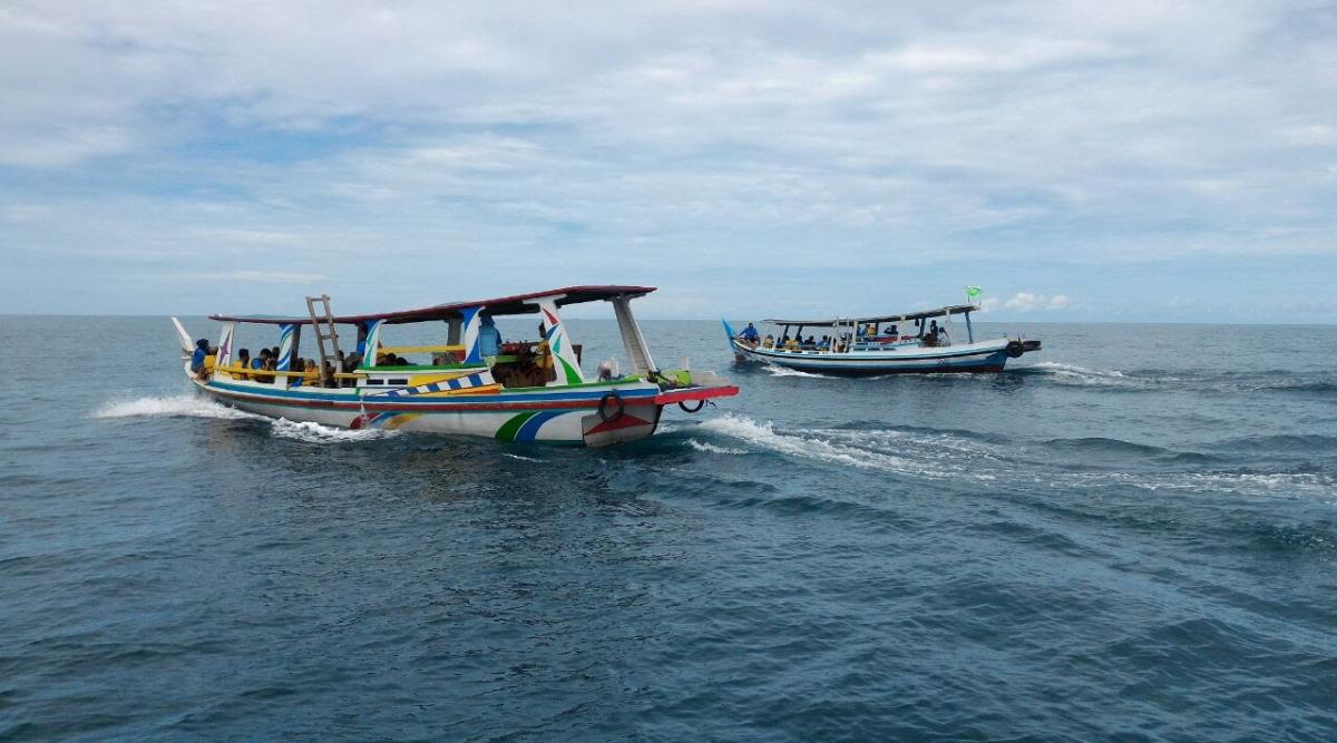 Island Hopping Boat 24 + life vest